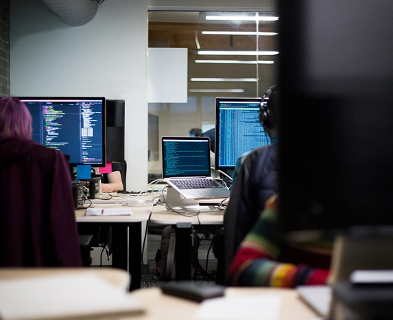 Ingénieurs au travail sur des postes de développement
