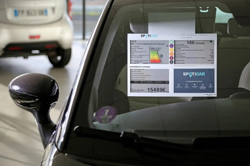 Écran E-INK Tabletcar placé derrière le pare-brise d’un véhicule