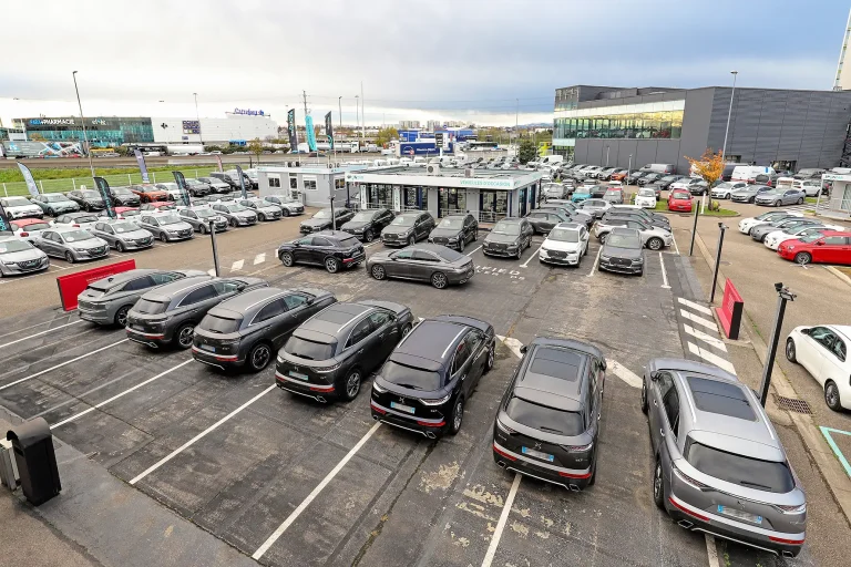 Vue aérienne d’un parc automobile équipé de tablettes Tabletcar