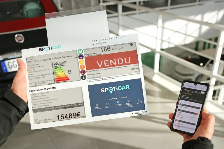 Tablette Tabletcar affichant « Vendu », pilotée depuis l’application mobile