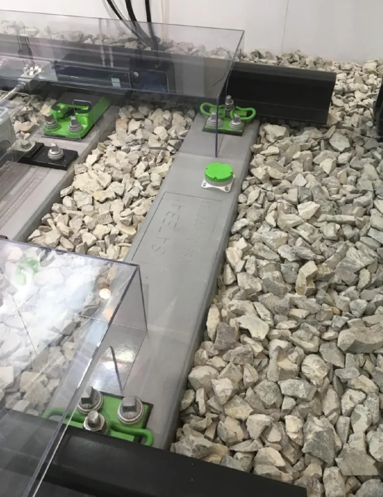 Capteur vibratoire installé sur un banc d’essai de voie ferrée