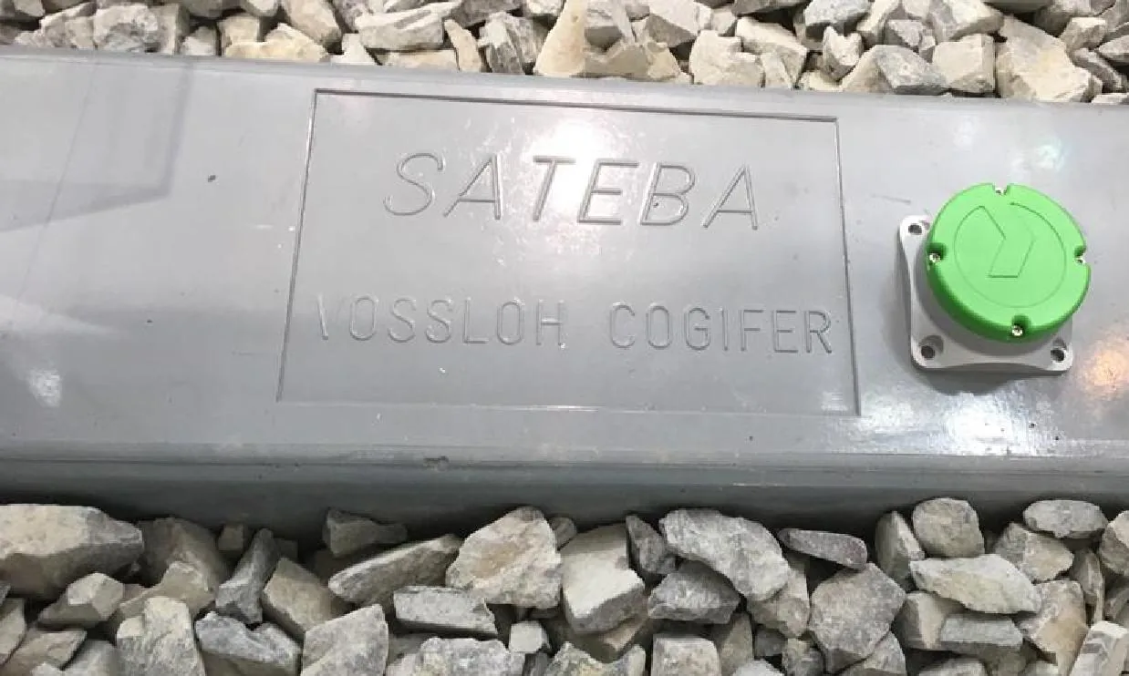 Capteur vibratoire fixé sur une traverse ferroviaire